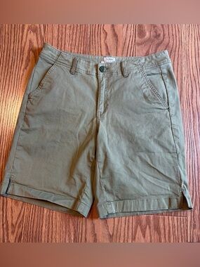 L.L. Bean Favorite Fit Women’s Shorts Size 8 Olive Green Stretch Slash Pockets